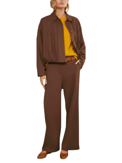 Vista lateral de pantalón café de pierna ancha en ante vegano. look completo