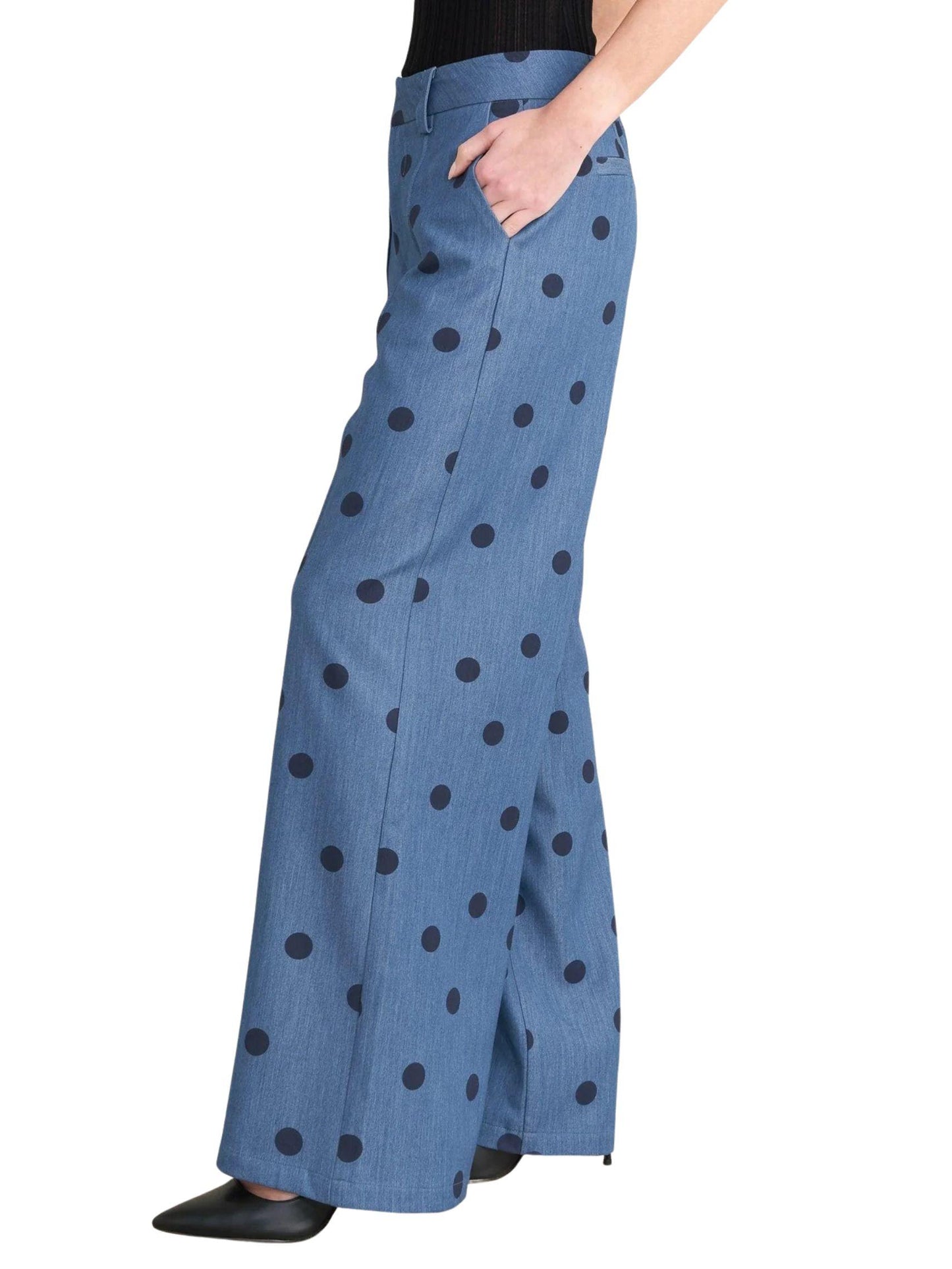 Vista lateral de pantalón palazzo denim con lunares