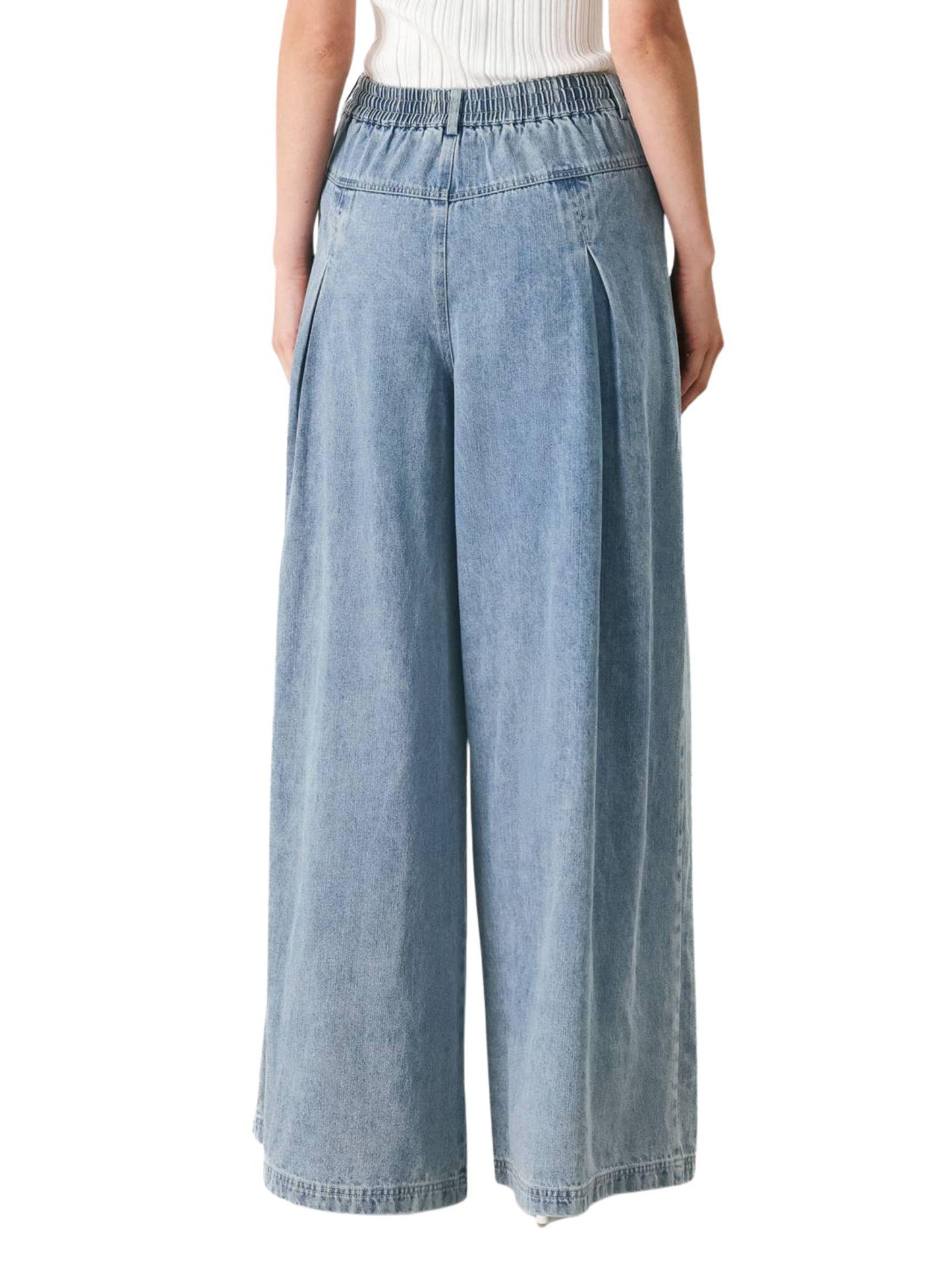 Pantalón palazzo de mezclilla denim claro con jareta y cintura elástica para mujer espalda