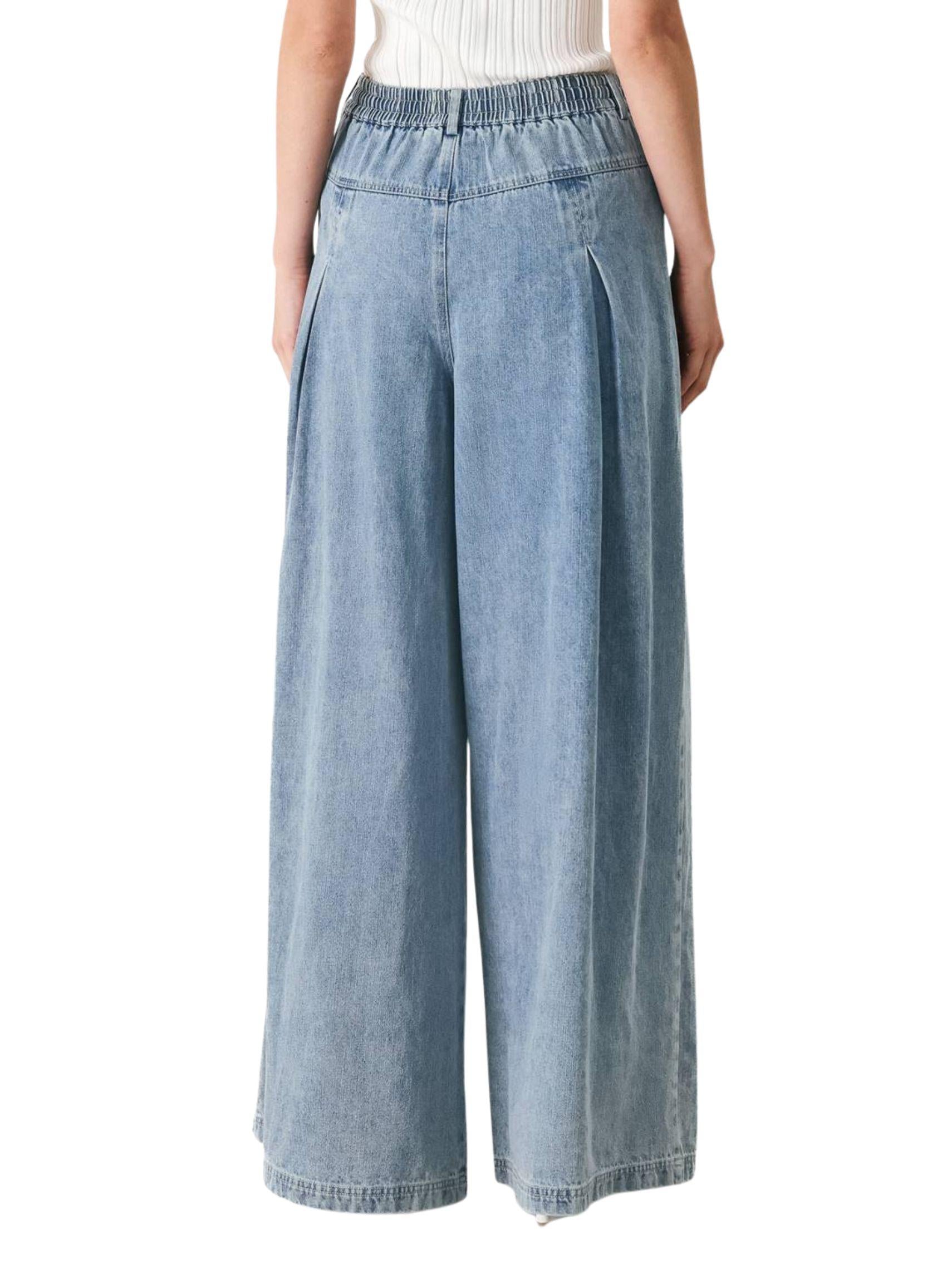 Pantalón palazzo de mezclilla denim claro con jareta y cintura elástica para mujer espalda
