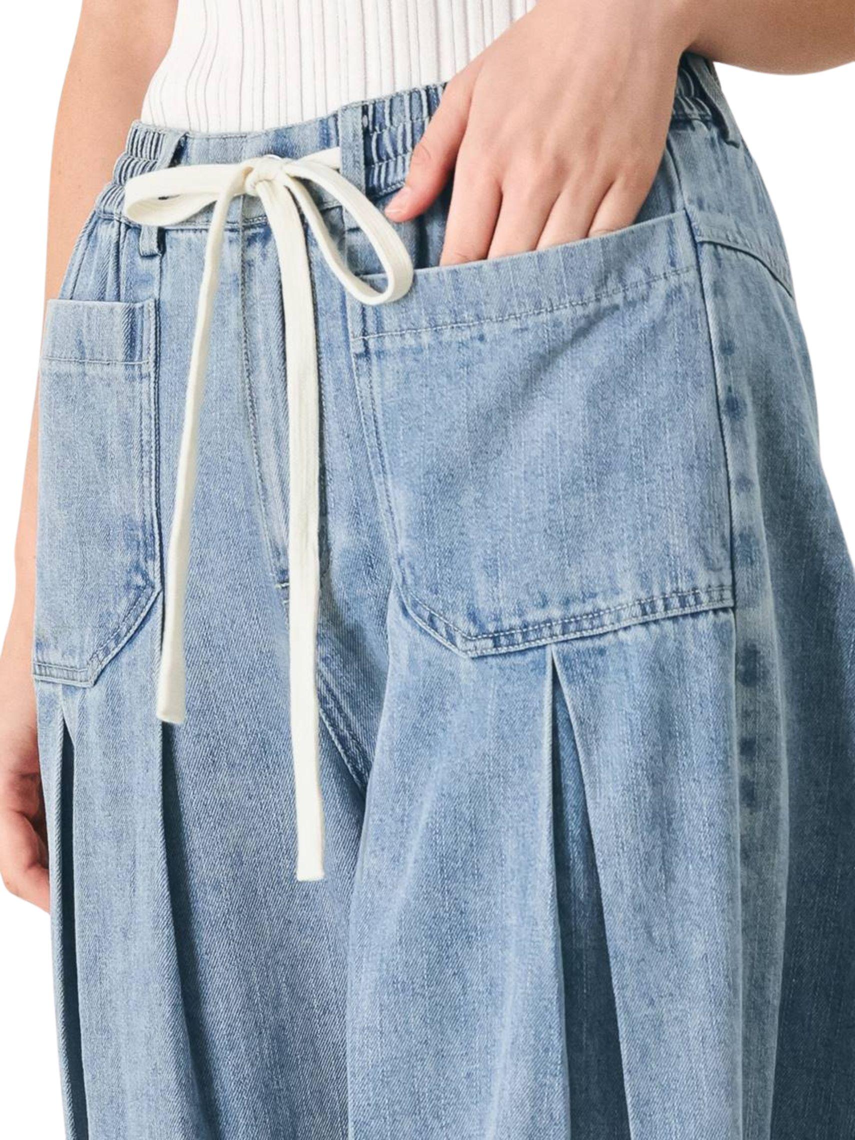 Pantalón palazzo de mezclilla denim claro con jareta y cintura elástica para mujer bolsa detalle