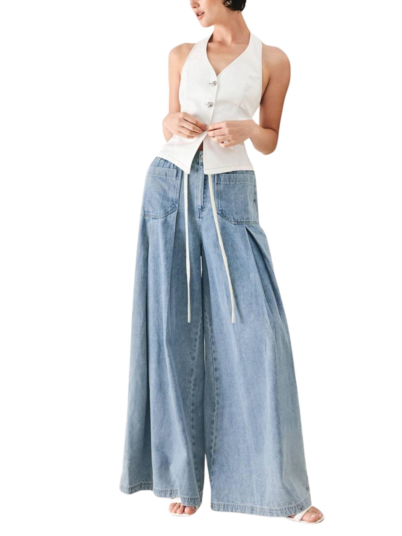 Pantalón palazzo de mezclilla denim claro con jareta y cintura elástica para mujer look chaleco blanco