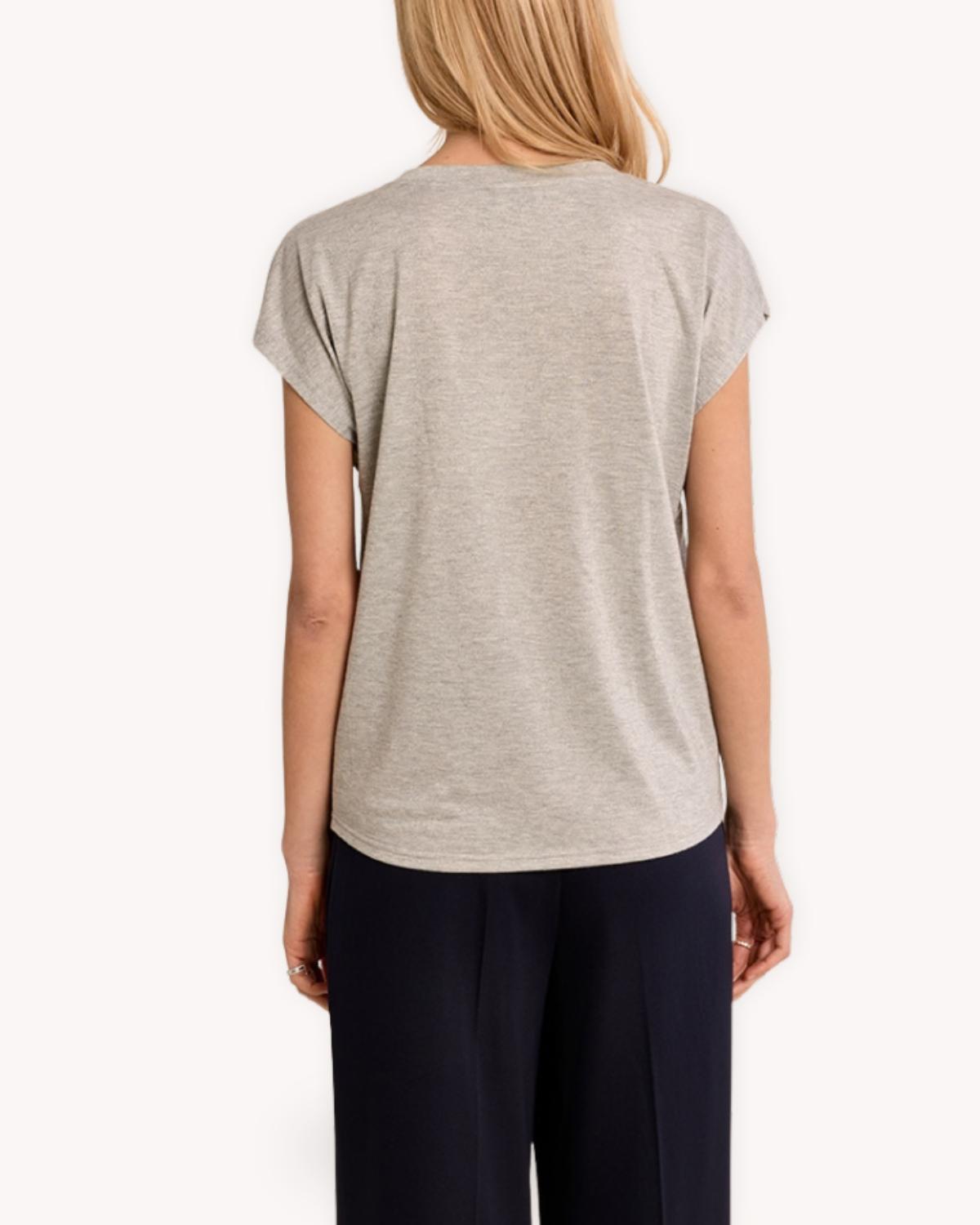 Playera metalizada plata cuello V vista posterior con corte recto y manga corta