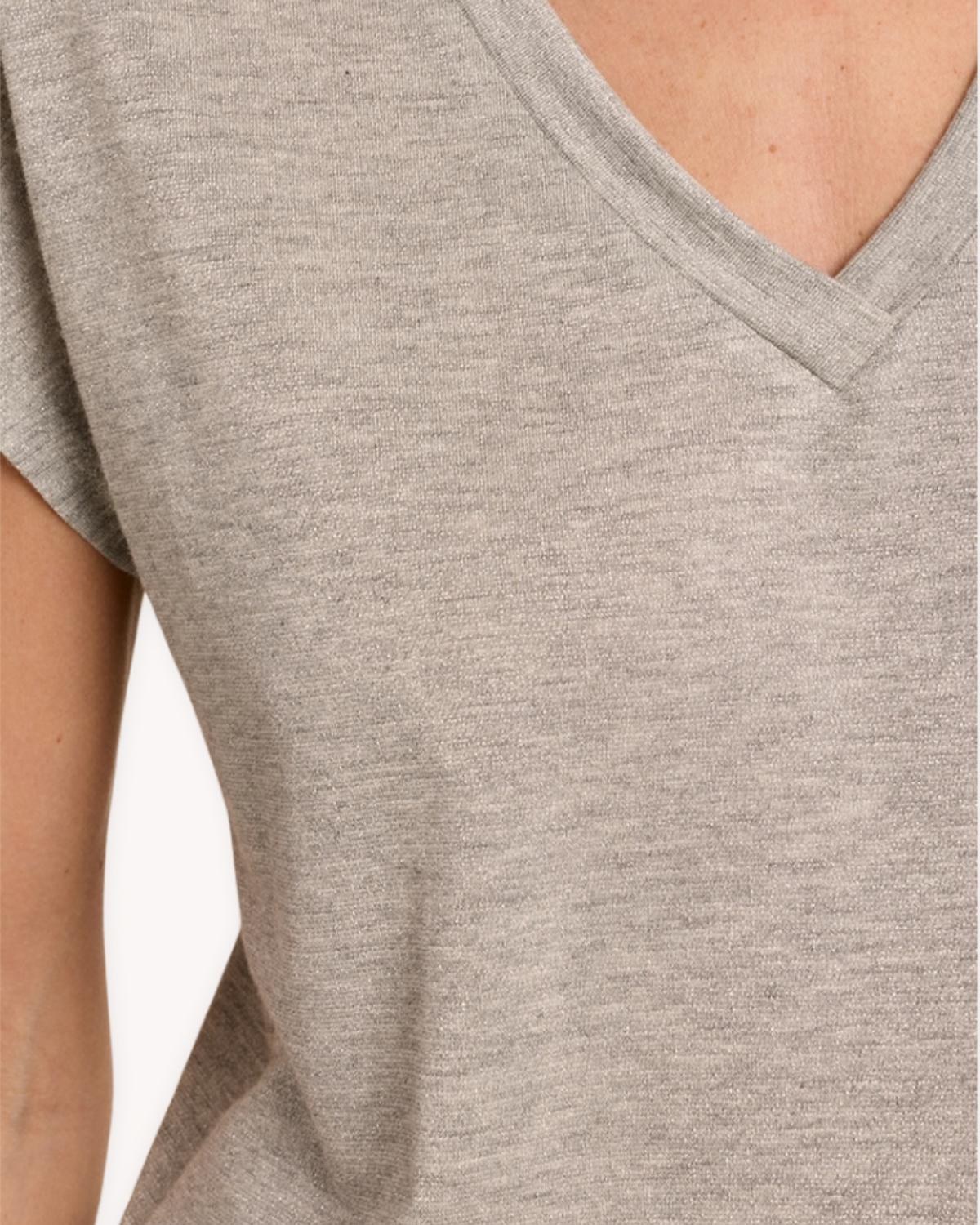 Playera metalizada plata cuello V detalle del escote y acabado de brillo metálico