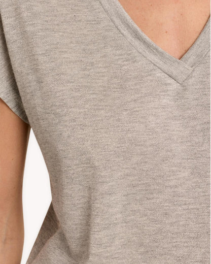Playera metalizada plata cuello V detalle del escote y acabado de brillo metálico