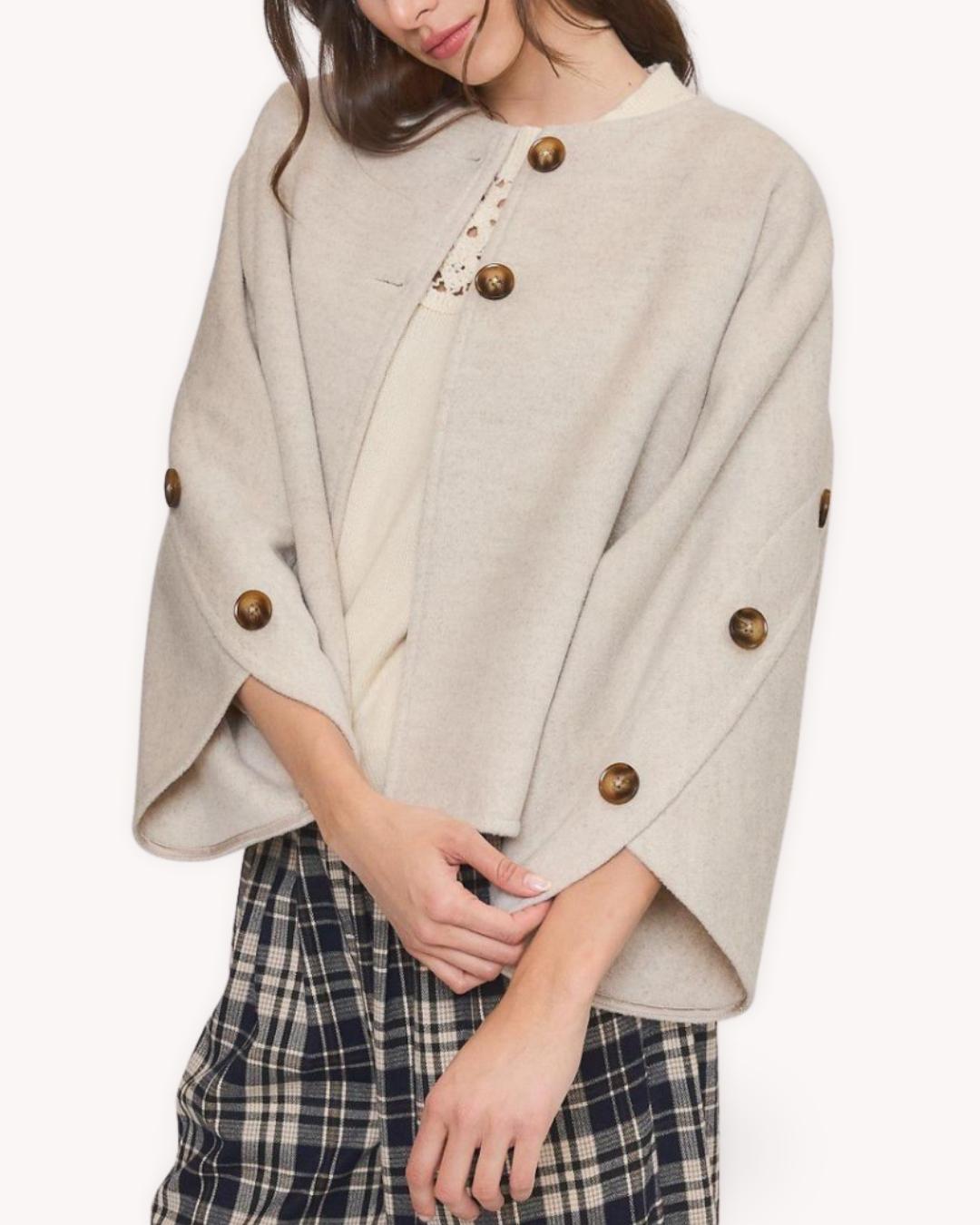 Capa corta con lana beige vista tres cuartos con botones efecto carey y manga amplia
