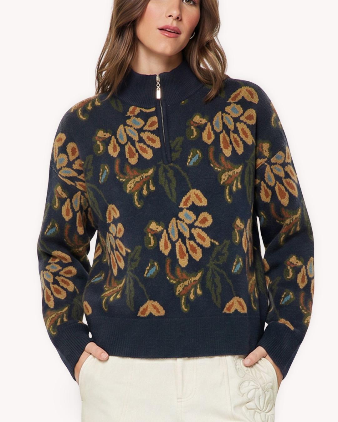 Suéter jacquard floral azul marino detalle frontal de cuello alto, medio cierre y tejido multicolor