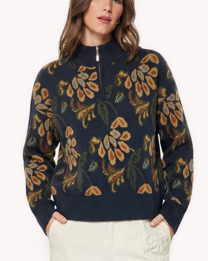 Suéter jacquard floral azul marino detalle frontal de cuello alto, medio cierre y tejido multicolor