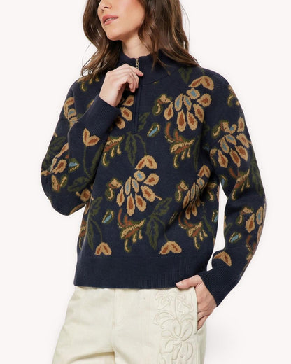 Suéter jacquard floral azul marino vista tres cuartos con cuello alto, medio cierre y manga larga