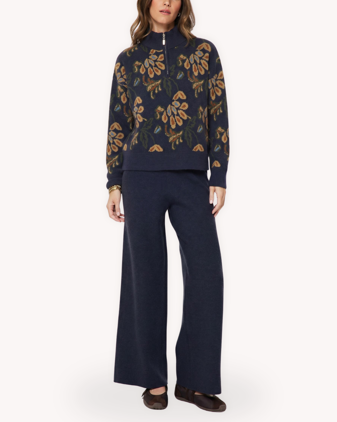 Suéter jacquard floral azul marino vista de cuerpo completo con manga larga y silueta relajada