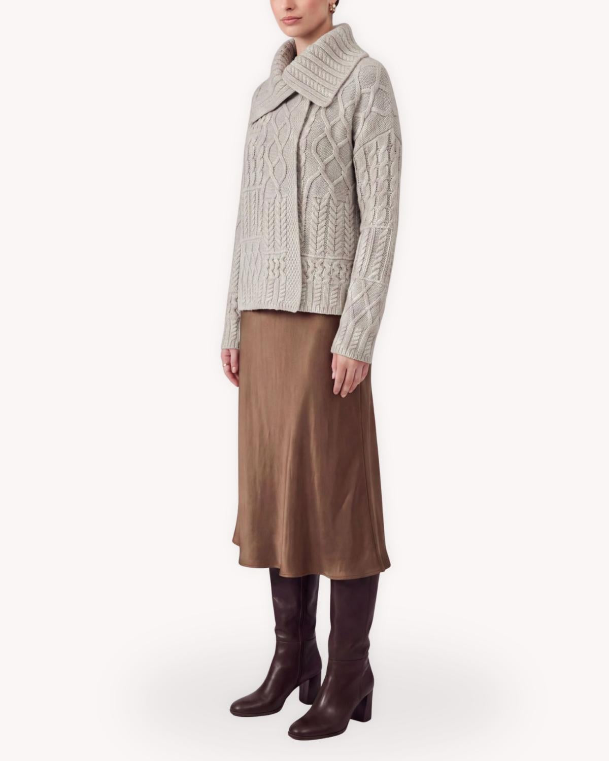 Suéter de lana trenzado cuello alto vista tres cuartos con cuello oversized y fit relajado