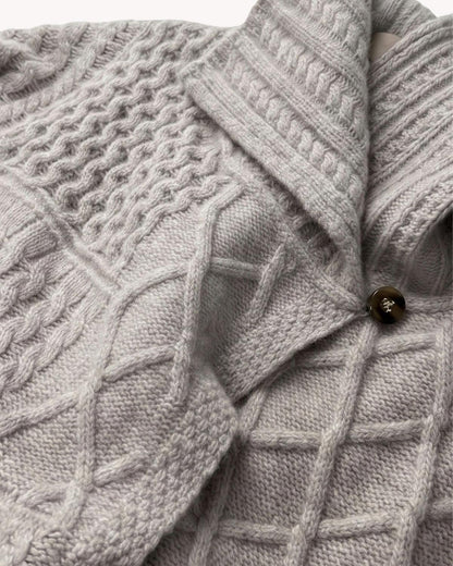 Suéter de lana trenzado cuello alto detalle tejido con cuello oversized y fit relajado