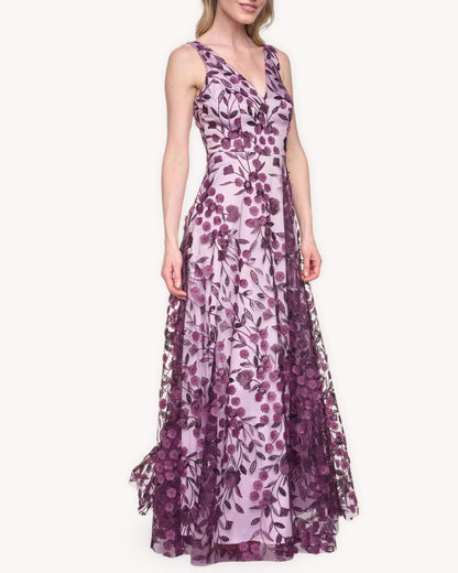 Vestido largo aplicaciones florales malva vista frontal completa con escote en V y silueta en A