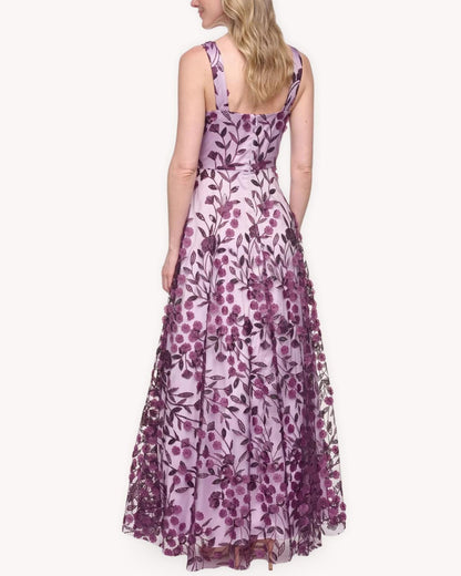 Vestido largo aplicaciones florales malva detalle frontal con escote en V y flores en relieve