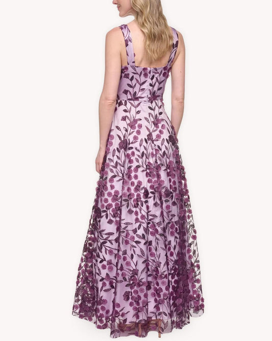 Vestido largo aplicaciones florales malva detalle frontal con escote en V y flores en relieve