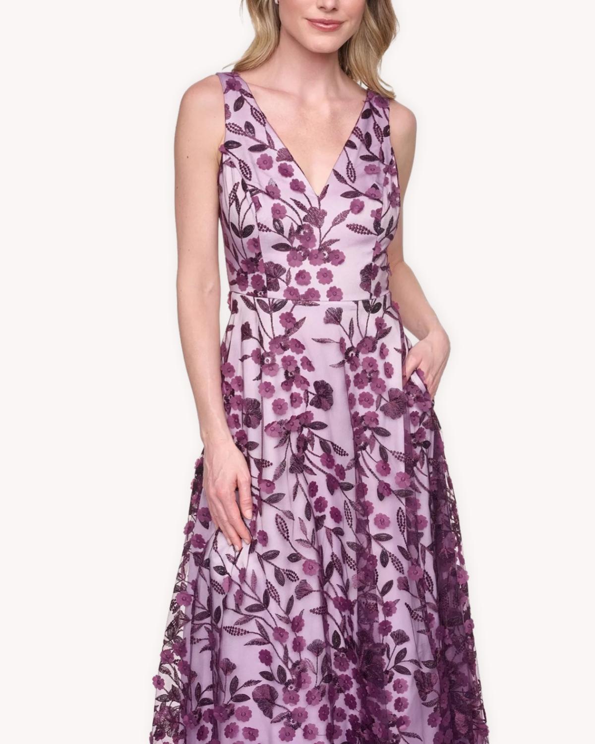 Vestido largo aplicaciones florales malva vista posterior con falda amplia de tul bordado