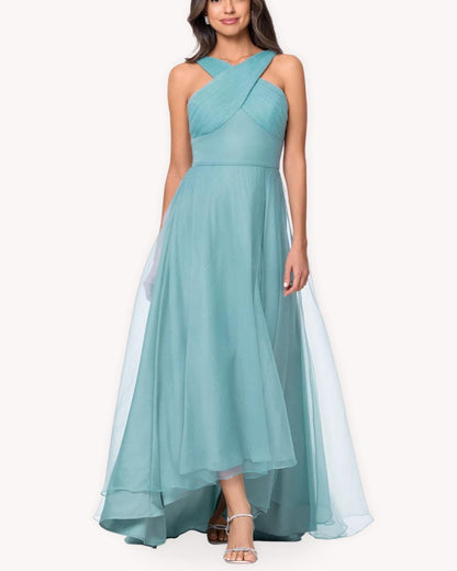 Vestido largo halter de gasa vista frontal completa con escote cruzado y falda asimétrica