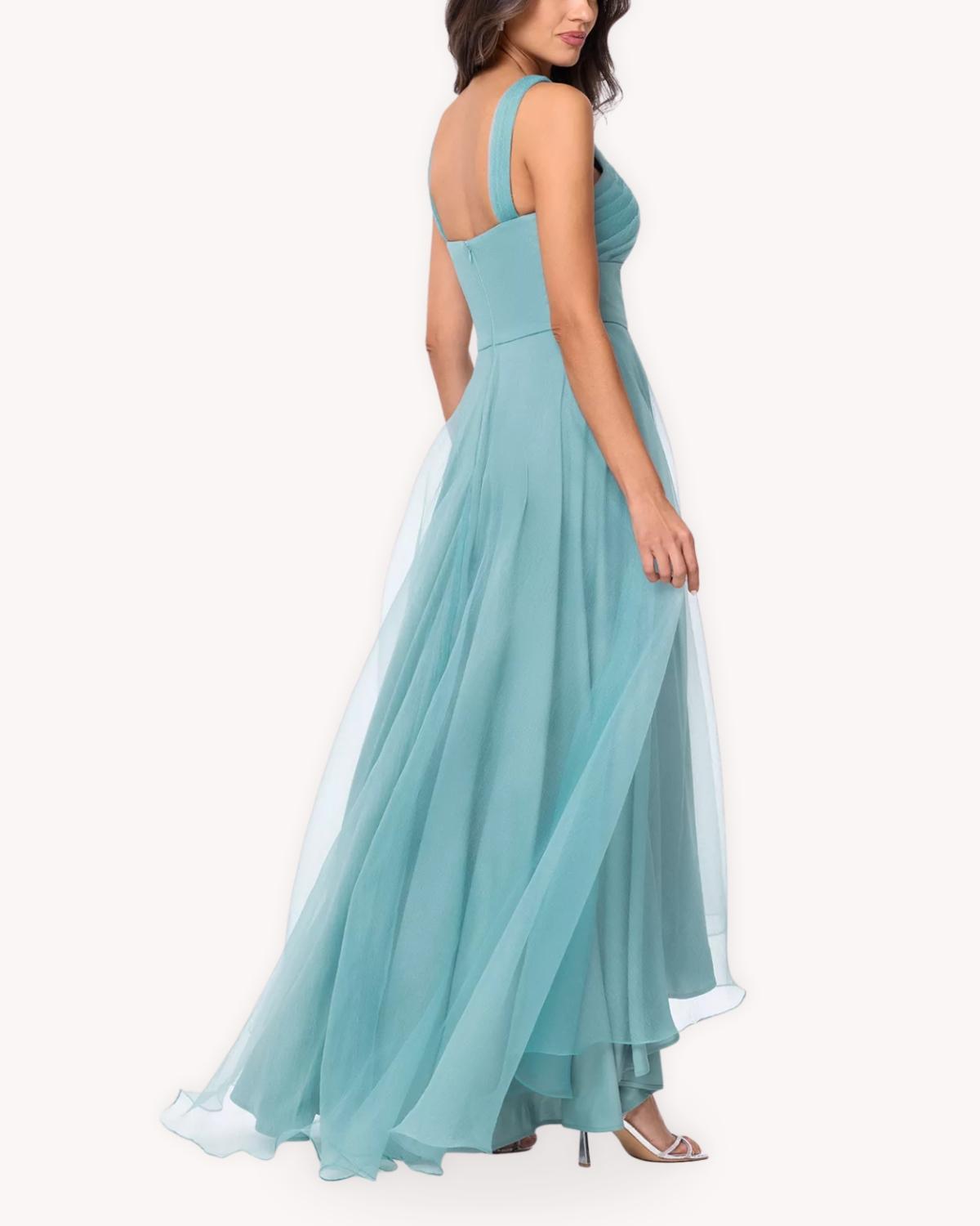 Vestido largo halter de gasa vista posterior con falda fluida asimétrica y cierre trasero