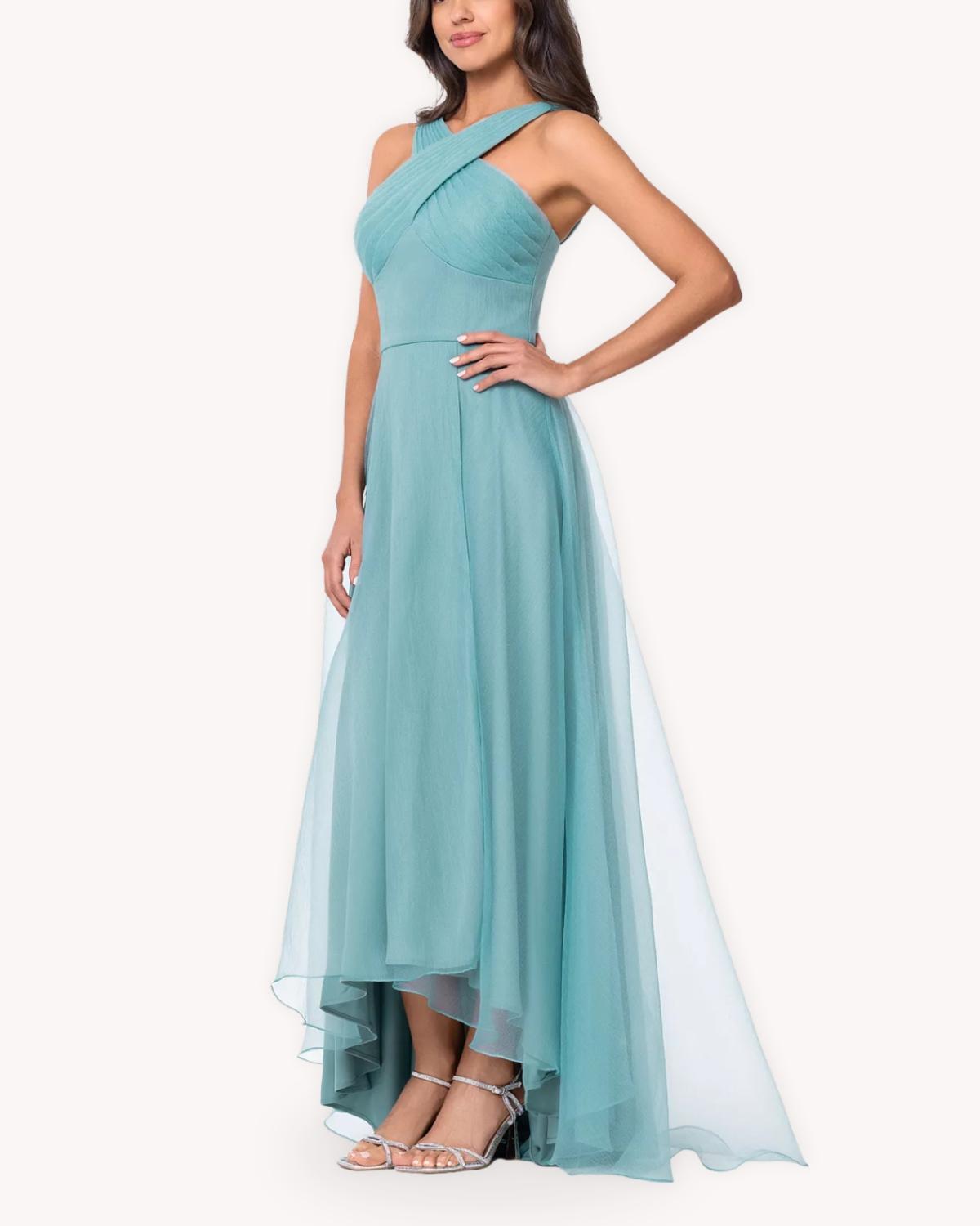 Vestido largo halter de gasa vista tres cuartos con falda asimétrica y escote cruzado