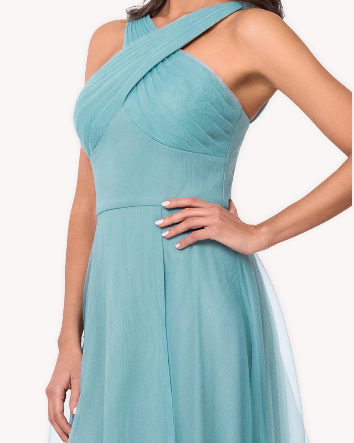 Vestido largo halter de gasa detalle frontal con escote cruzado y cuerpo plisado