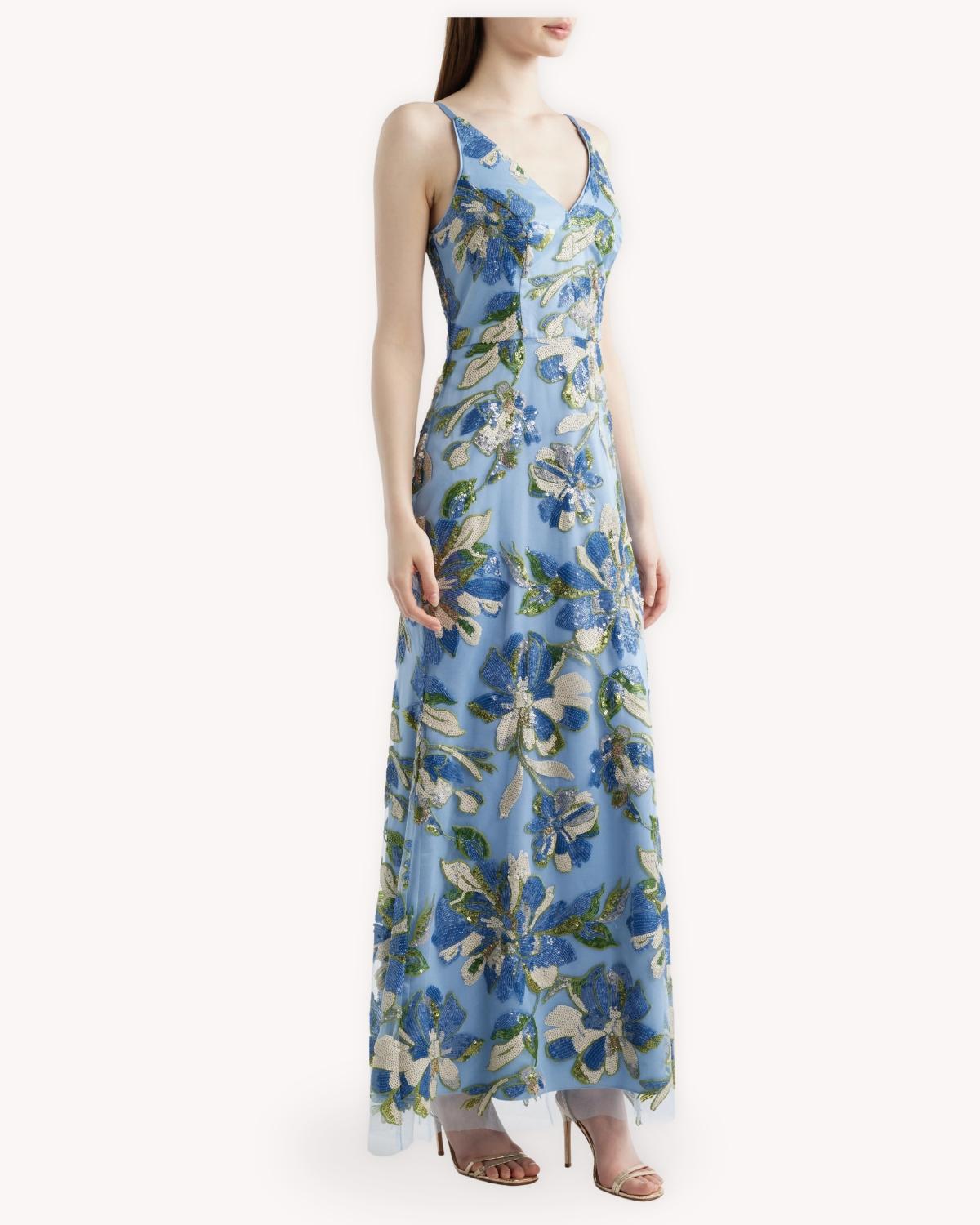 Vestido largo bordado floral azul vista tres cuartos con tirantes finos y silueta larga