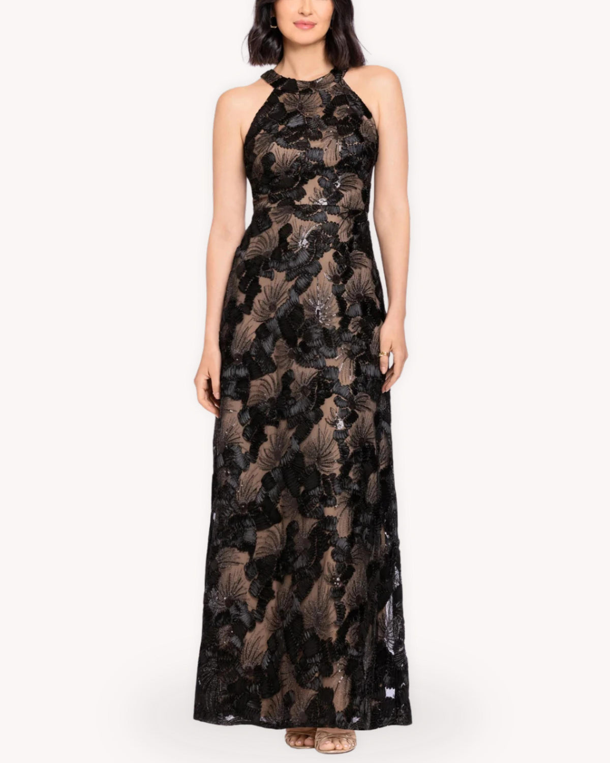 Vestido largo bordado floral negro detalle frontal con escote halter, tul nude y aplicaciones tridimensionales