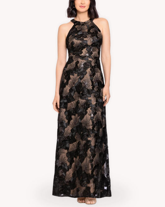 Vestido largo bordado floral negro detalle frontal con escote halter, tul nude y aplicaciones tridimensionales