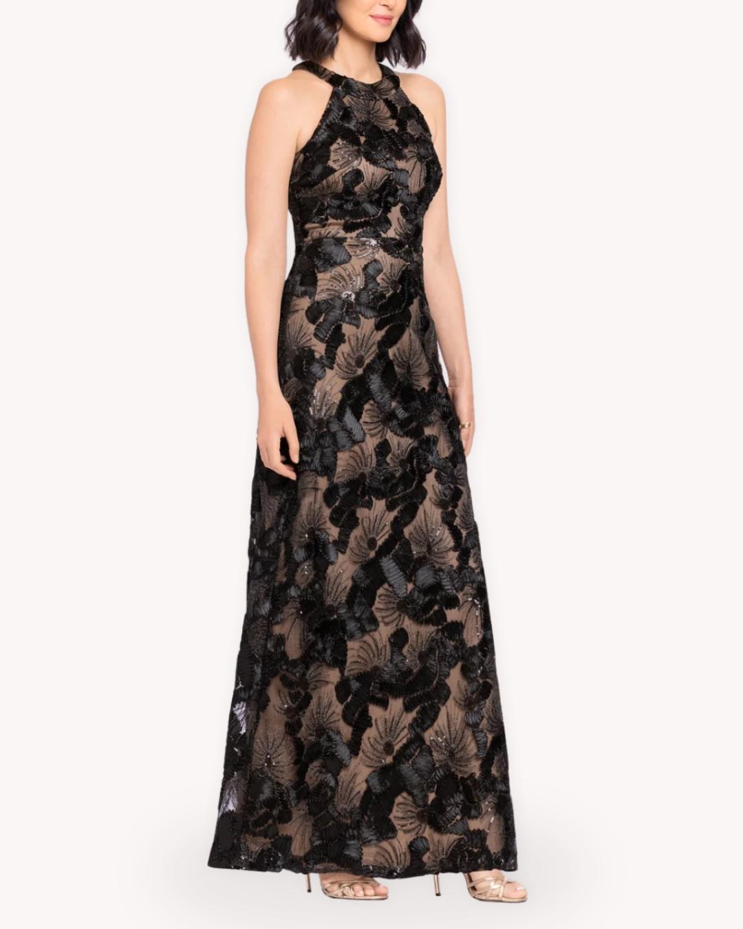 Vestido largo bordado floral negro vista tres cuartos con silueta larga y bordado floral en relieve