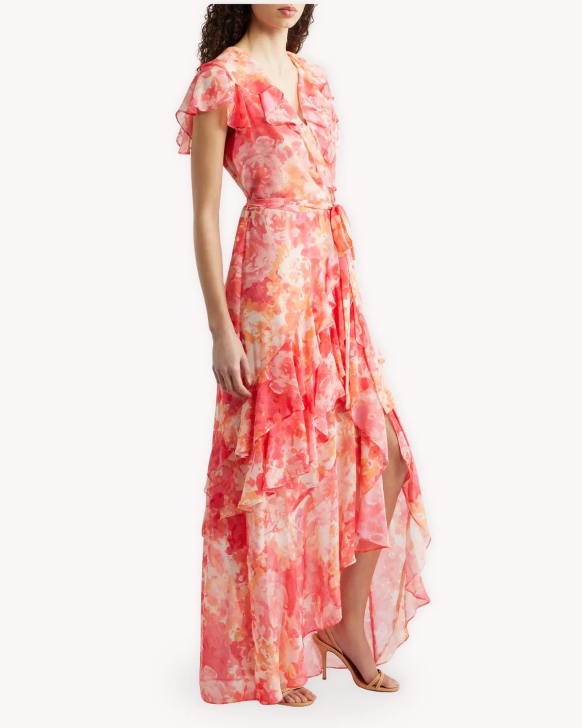 Vestido largo cruzado floral con volantes vista tres cuartos con falda asimétrica
