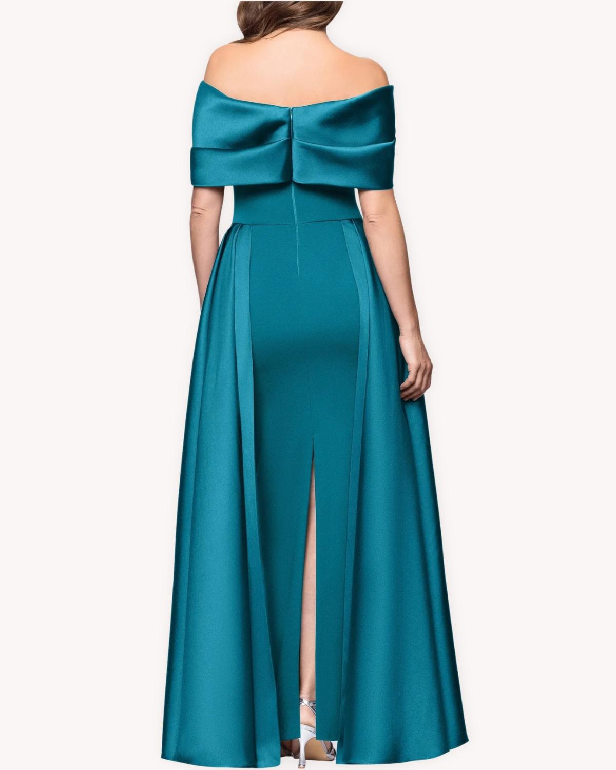 Vestido largo hombros descubiertos verde vista posterior con paneles largos de satén y abertura trasera