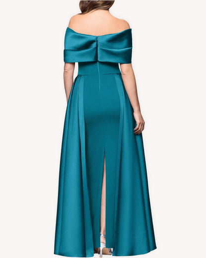 Vestido largo hombros descubiertos verde vista posterior con paneles largos de satén y abertura trasera