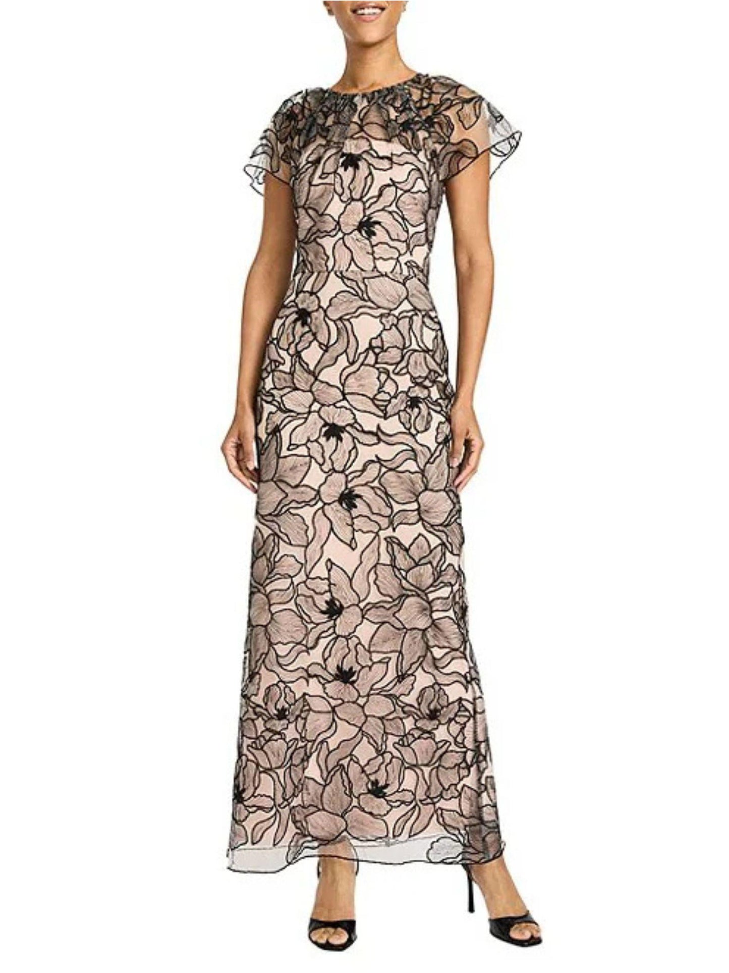 Vestido largo con bordado tipo floral con fondo nude manga corta
