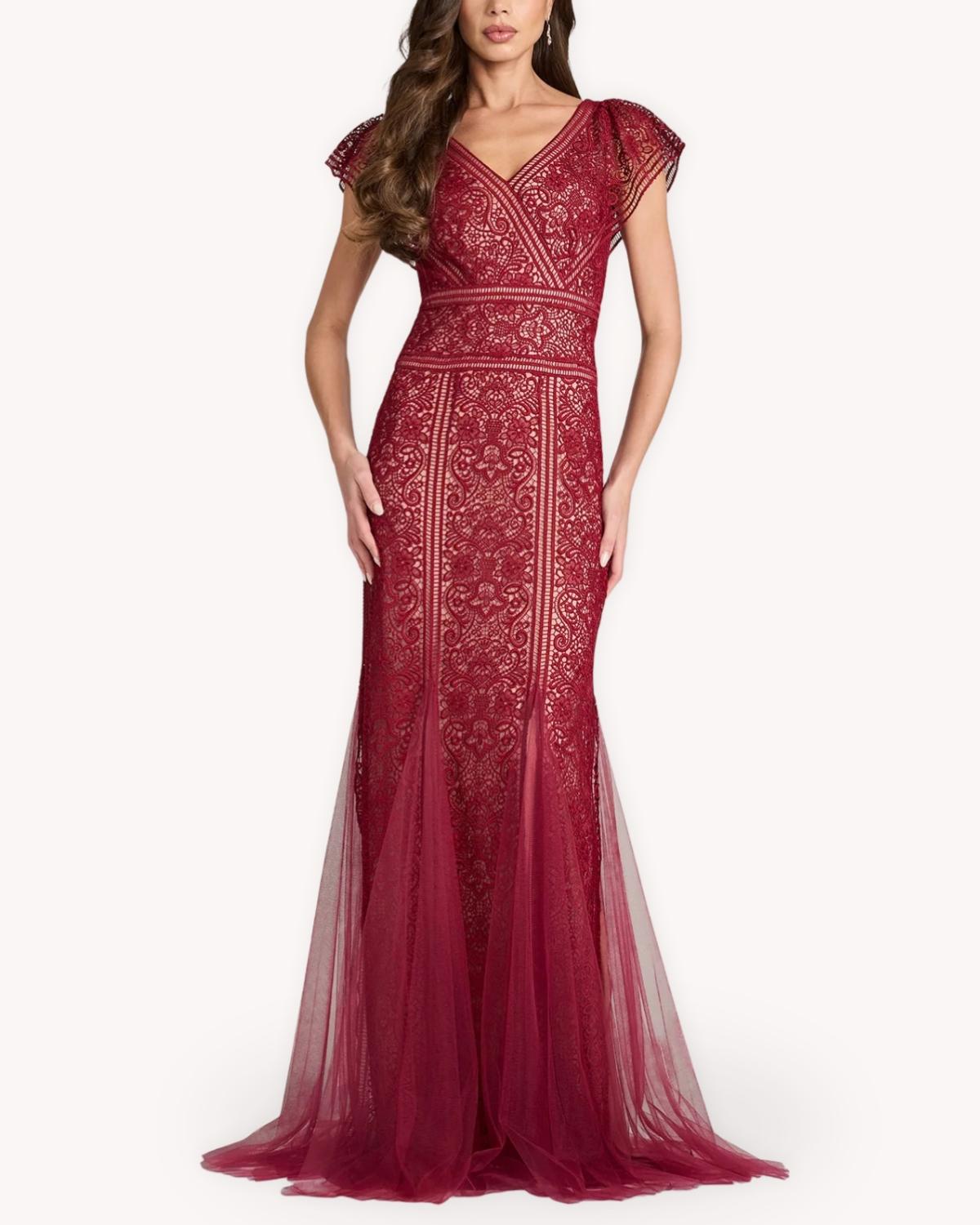 Vestido largo sirena de encaje vista frontal completa en tono vino con falda sirena y cola