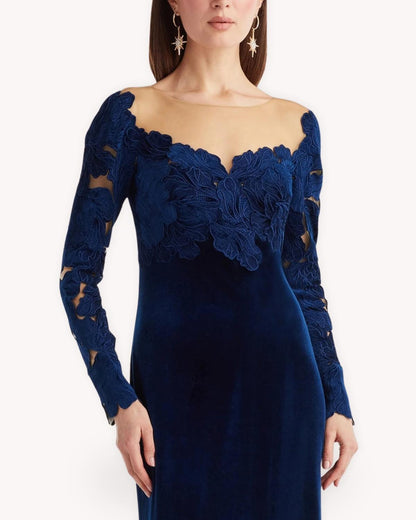 Vestido largo de terciopelo azul detalle frontal con escote ilusión y bordado floral