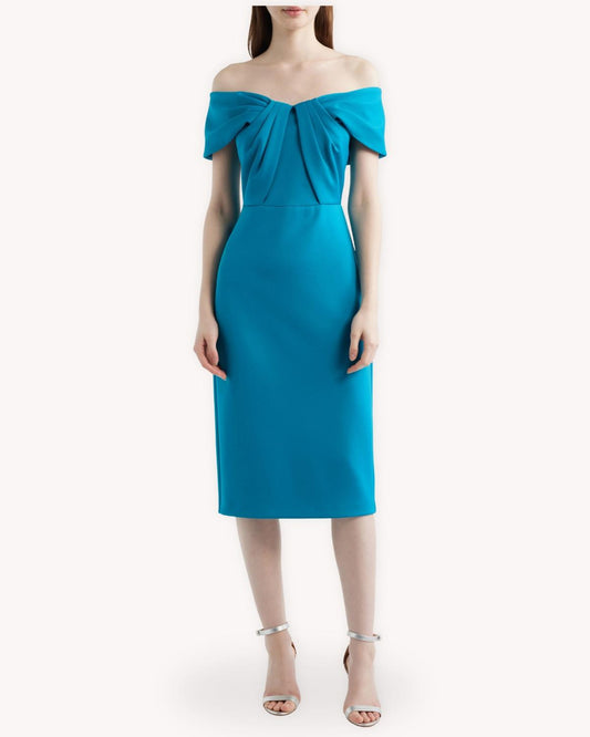 Vestido midi drapeado hombros descubiertos vista frontal completa con escote drapeado y cintura definida