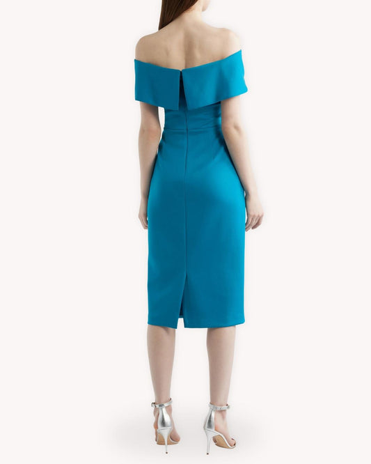 Vestido midi drapeado hombros descubiertos vista posterior con escote amplio y abertura trasera