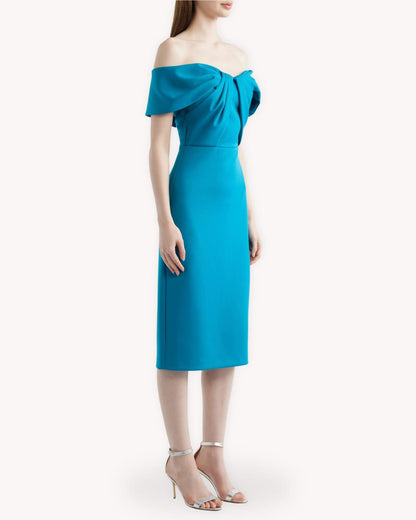Vestido midi drapeado hombros descubiertos vista tres cuartos con silueta entallada