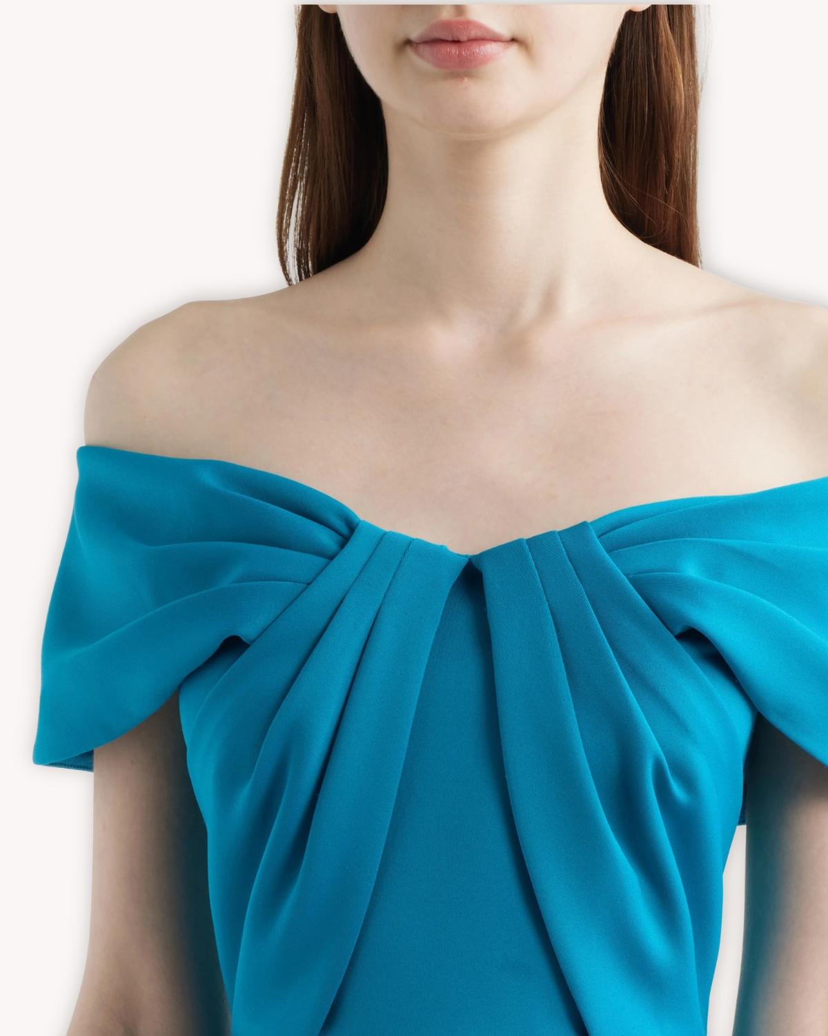 Vestido midi drapeado hombros descubiertos detalle frontal de escote envolvente con pliegues