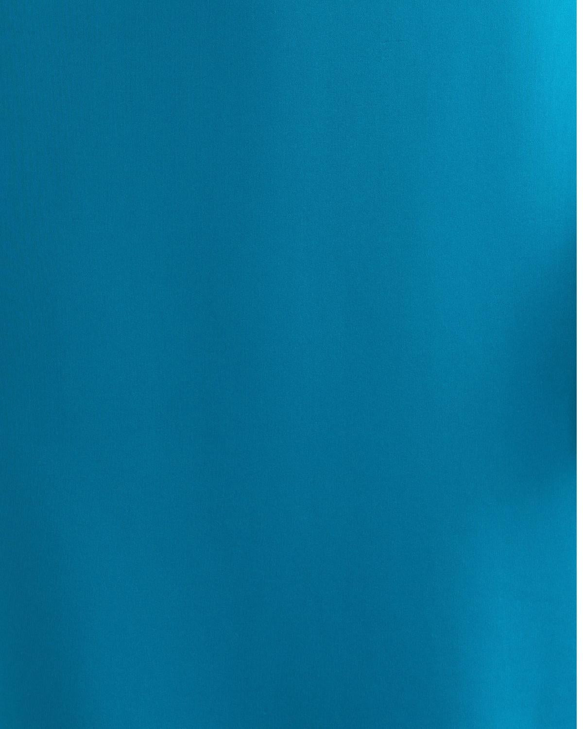 Vestido midi drapeado hombros descubiertos detalle de tejido azul turquesa