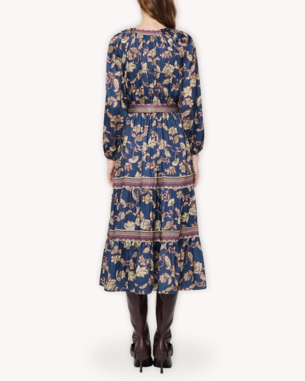 Vestido midi floral azul marino vista posterior con manga larga, cinturón y falda con volantes