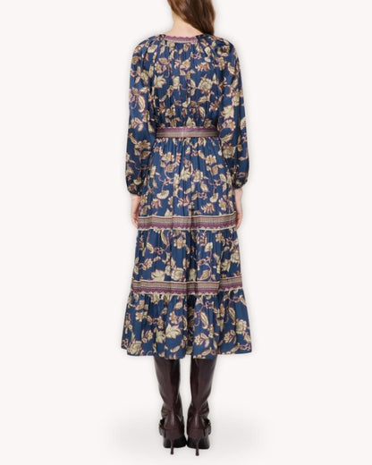 Vestido midi floral azul marino vista posterior con manga larga, cinturón y falda con volantes