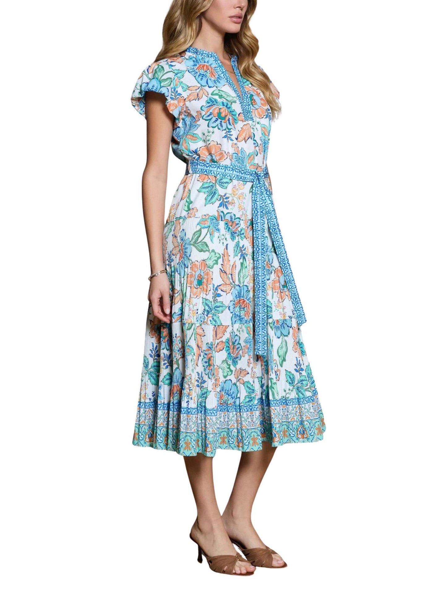 Vista lateral de vestido midi floral plisado para mujer
