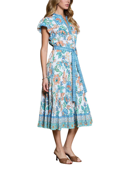 Vista lateral de vestido midi floral plisado para mujer