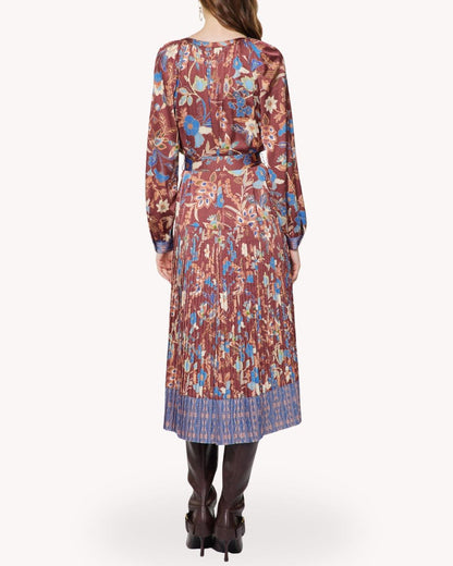 Vestido midi estampado plisado vista posterior con falda plisada, manga larga y cinturón