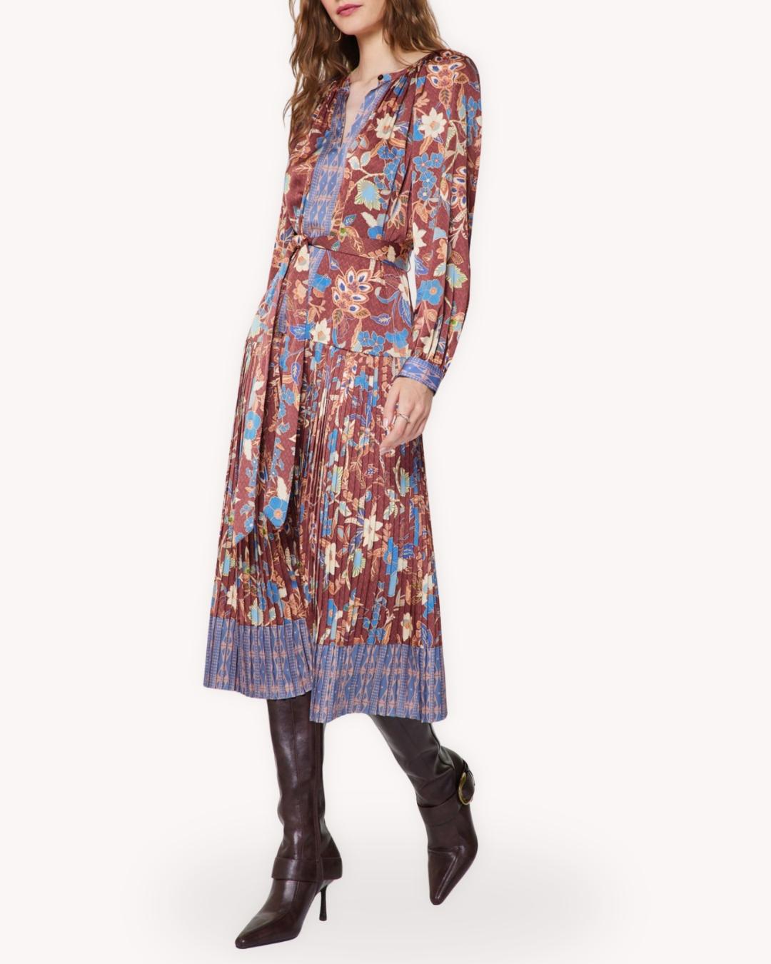 Vestido midi estampado plisado en tonos castaño y azul con manga larga, escote en V y cinturón