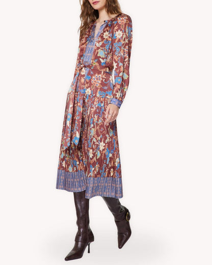 Vestido midi estampado plisado en tonos castaño y azul con manga larga, escote en V y cinturón
