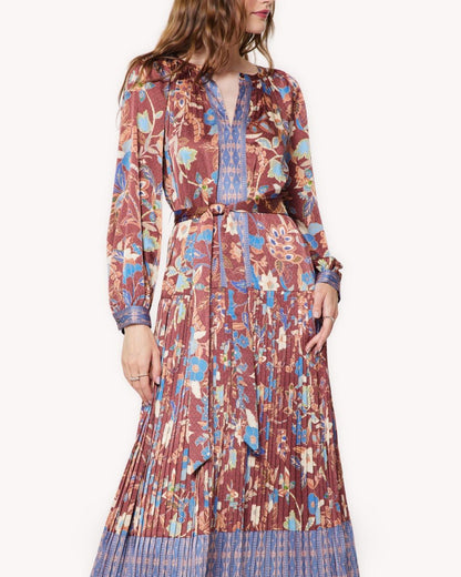 Vestido midi estampado plisado vista tres cuartos con estampado floral, cenefas en contraste y cinturón
