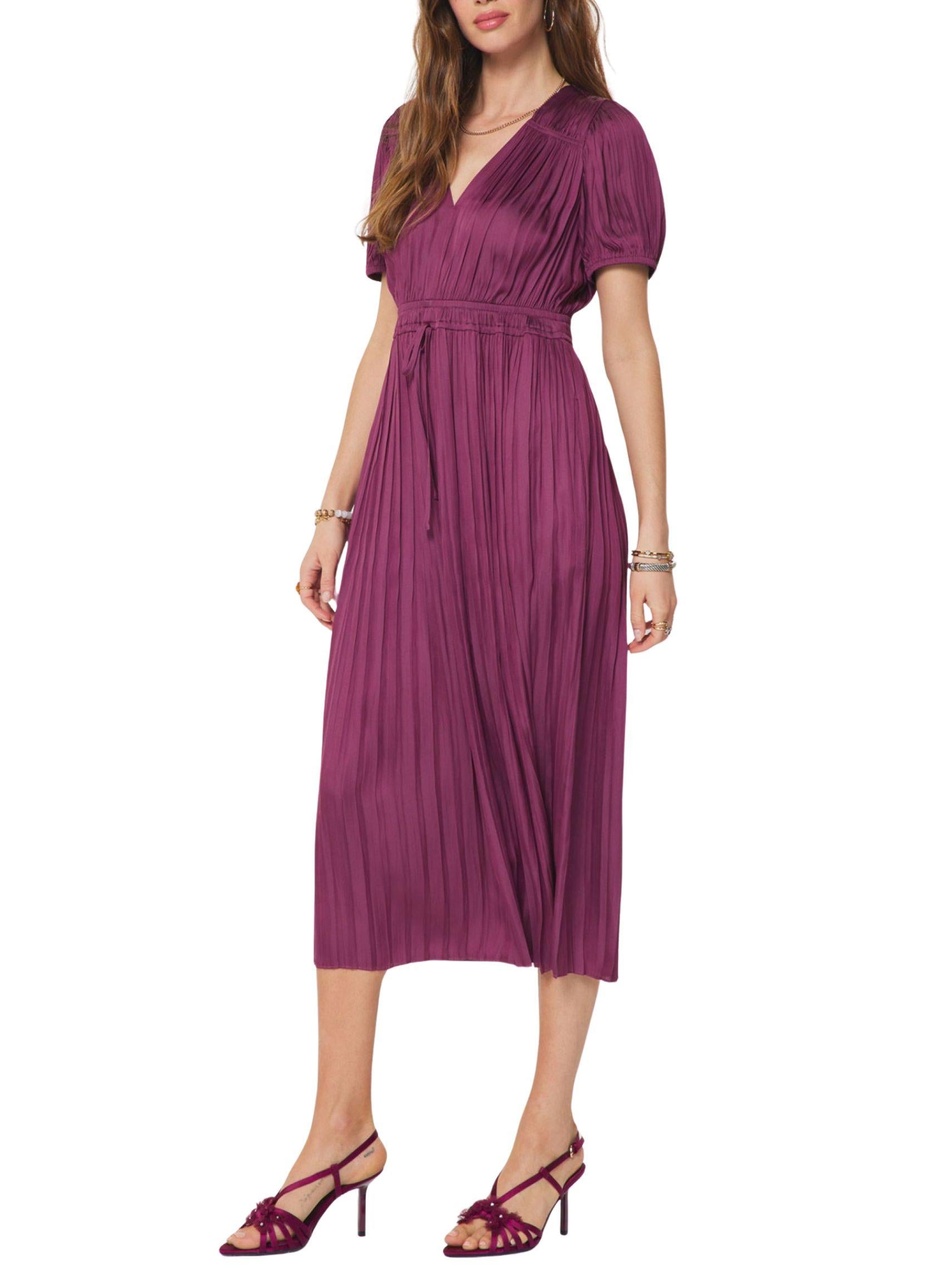 Vestido midi plisado berry satinado con escote en V