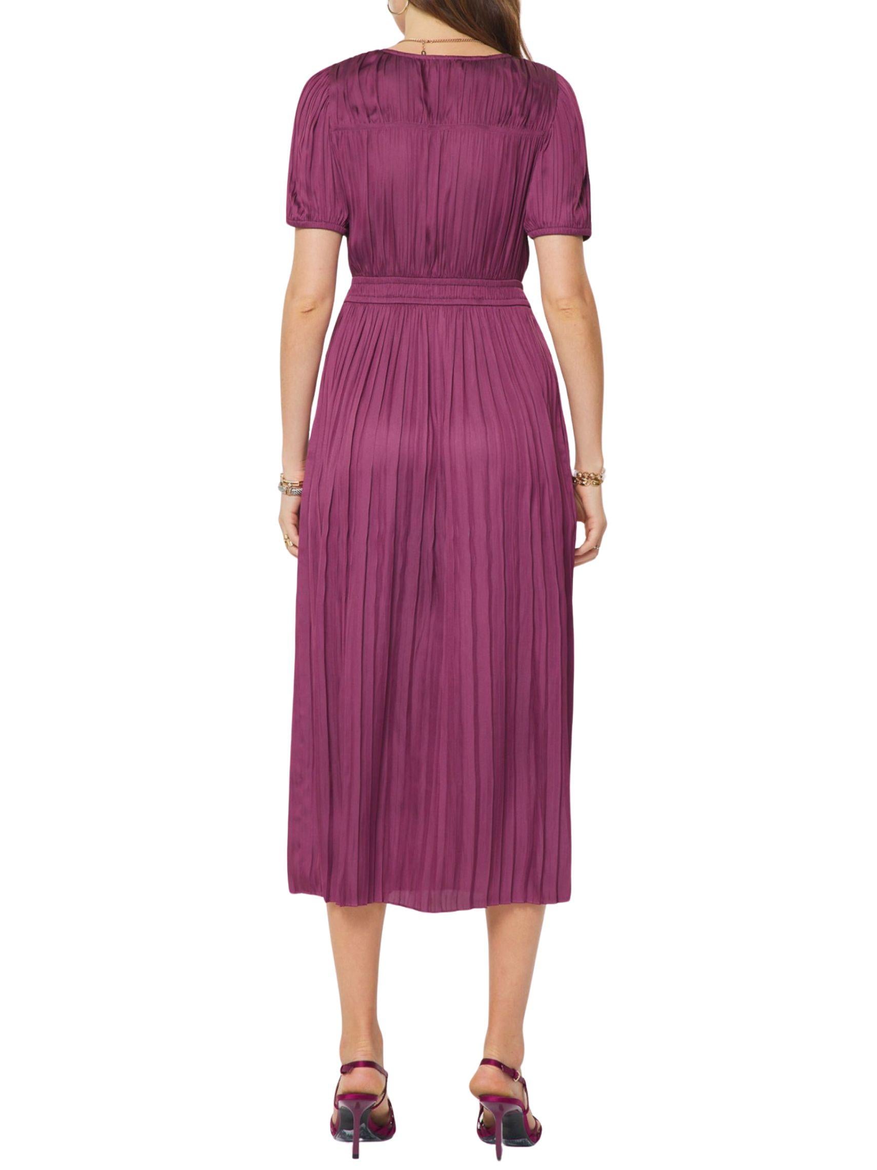 Vista trasera de vestido midi plisado color berry