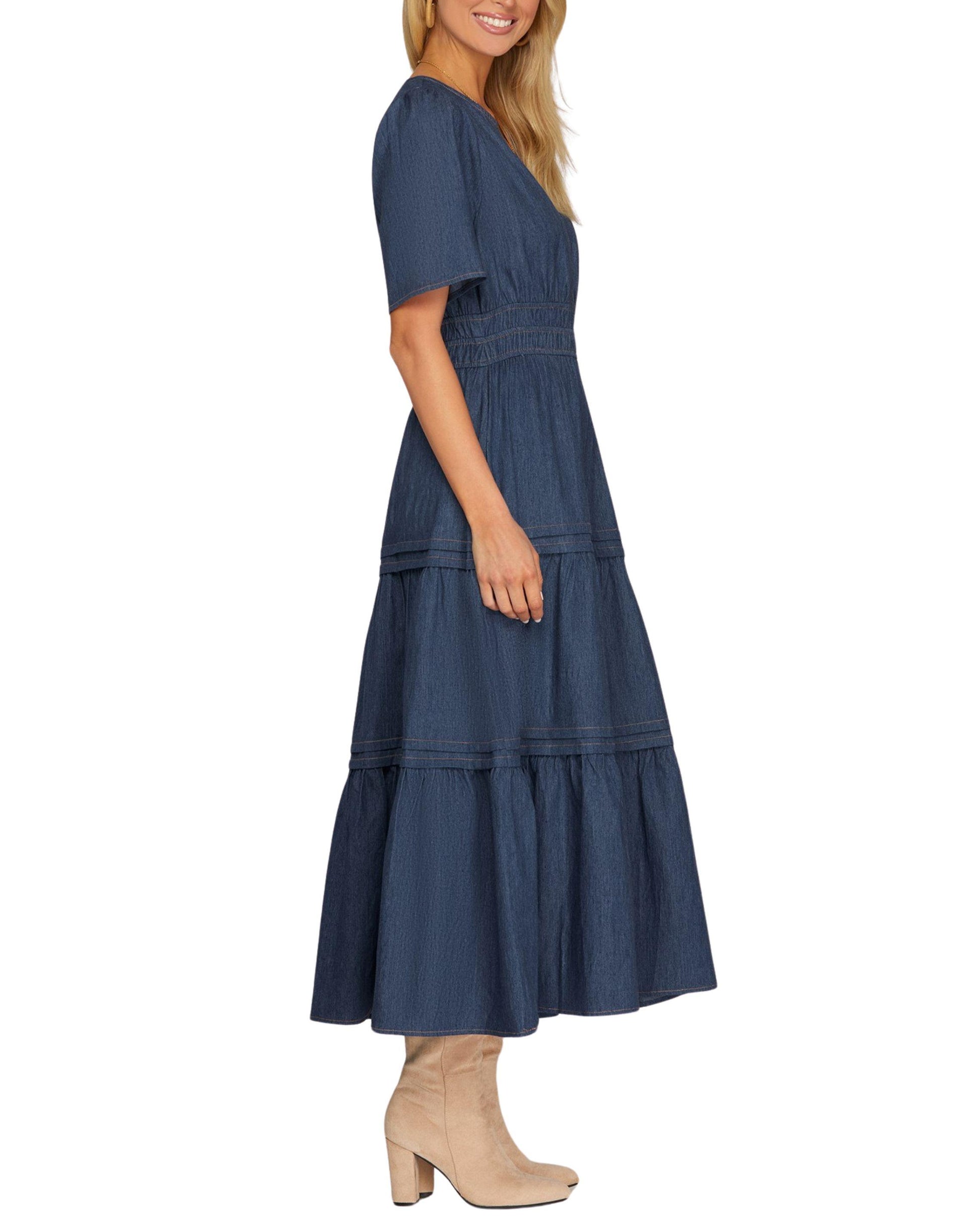 Look casual chic con vestido midi de mezclilla